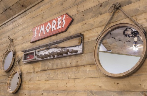 Indian Point Villa | Rustic & Lavish 7 BR Cabin Steps from Water's Edge - Indian Point (C05)