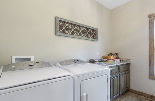 Indian Point Villa | Rustic & Lavish 7 BR Cabin Steps from Water's Edge - Indian Point (C05)