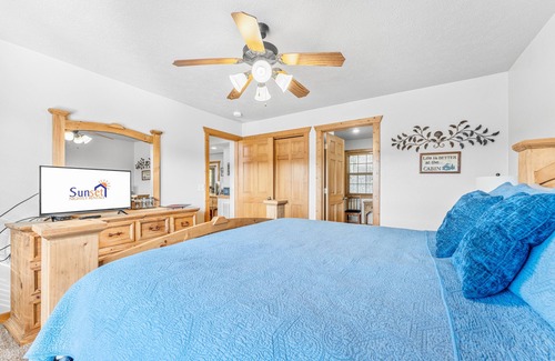 Reeds Spring Cabin | Rustic Lodge 4 Bedroom Cabin by Redawning