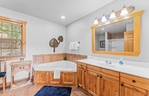 Reeds Spring Cabin | Rustic Lodge 4 Bedroom Cabin by Redawning