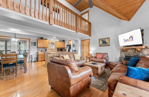 Reeds Spring Cabin | Rustic Lodge 4 Bedroom Cabin by Redawning