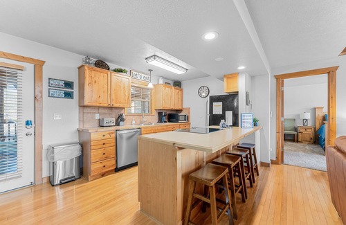 Reeds Spring Cabin | Rustic Lodge 4 Bedroom Cabin by Redawning