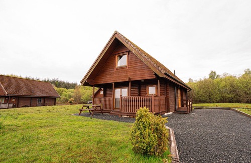 Balfron Apartment | Rustic Lodge retreat with Hot Tub, Sleeps 6