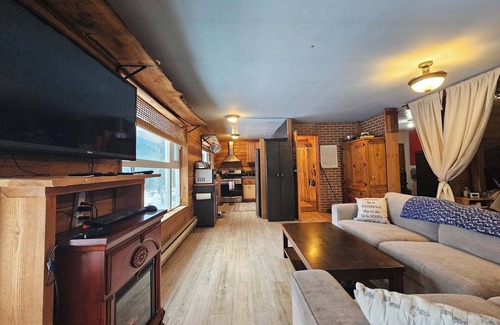 Armstrong Cabin | Rustic Meets The Amenities With Mountain Views