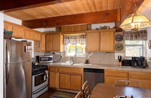 Big Bear Lake Cabin | Rustic Mountain Retreat. Trail access,fenced yard