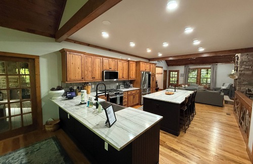 Sapphire House | Rustic Mountain Retreat with Modern Amenities and Gig-Fiber Internet