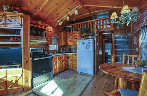 Newport Cabin | Rustic Mountain Retreat – Breathtaking Views, Private Hot Tub & Grill.
