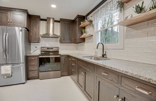 Woodward Cabin | Rustic Pines Retreat | Fire Pit, Covered Porch + More!