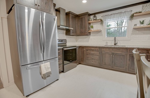 Woodward Cabin | Rustic Pines Retreat | Fire Pit, Covered Porch + More!