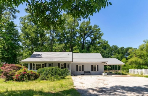 Archdale House | Rustic Pond Retreat w/Hot Tub & Fishing Gear
