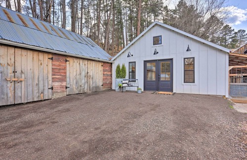 Rapid City Apartment | Rustic Rapid City Farmhouse w/Mountain Views