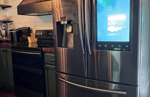 Cassville Other | Rustic Retreat: Country Charm Cabin Welcomes Large Families and Furry Friends!