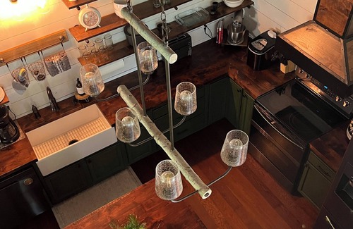 Cassville Other | Rustic Retreat: Country Charm Cabin Welcomes Large Families and Furry Friends!