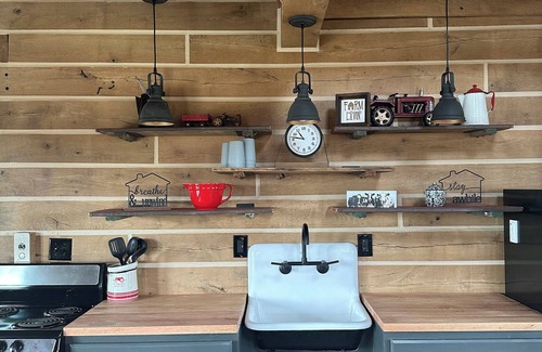 Wakenda Cabin | Rustic Retreat - Quiet Cabin on Scenic Countryside