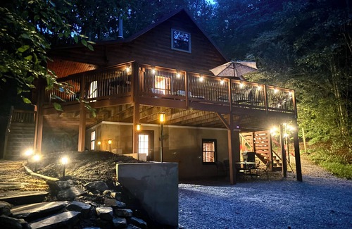Ellijay Cabin | Rustic Ridge- A cozy 2-bedroom+loft cabin outside Elijay w/hottub, firepit.