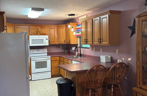 Urbana House | Rustic Roost Retreat, petfriendly, small town, lake river conservation area near