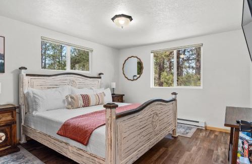 Custer House | Rustic Sanctuary BHBungalows #7