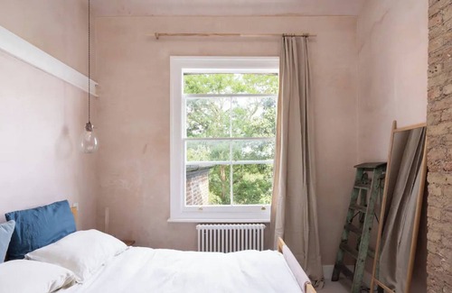North Kensington Apartment | Rustic & Spacious 2BD Flat near White City