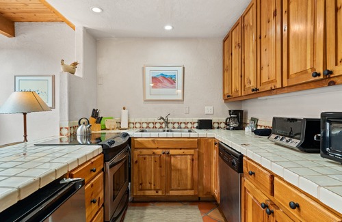 Northeast Santa Fe Hotel | Rustic Sunny Comfort Blocks From Santa Fe Plaza, Includes Pool Access