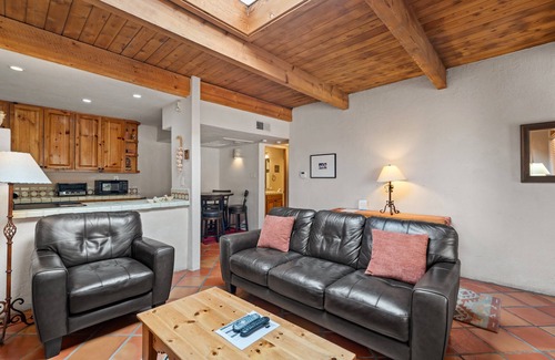 Northeast Santa Fe Hotel | Rustic Sunny Comfort Blocks From Santa Fe Plaza, Includes Pool Access