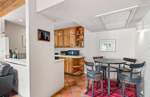 Northeast Santa Fe Hotel | Rustic Sunny Comfort Blocks From Santa Fe Plaza, Includes Pool Access