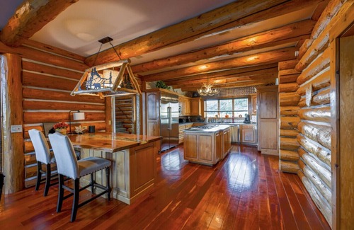Salem House | Rustic Timber Lodge w/Hot Tub-Sleeps 16