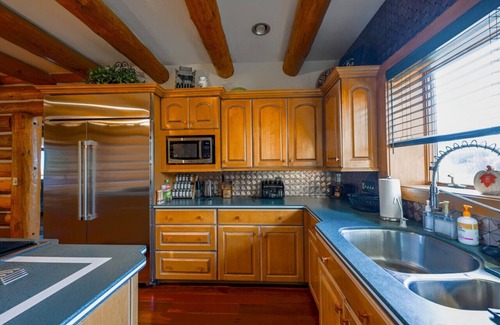 Salem House | Rustic Timber Lodge w/Hot Tub-Sleeps 16