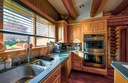 Salem House | Rustic Timber Lodge w/Hot Tub-Sleeps 16