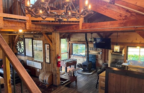 St. Johnsbury Cabin | Rustic Vermont Mountain Lodge Retreat/Fall & Winter Exclusive