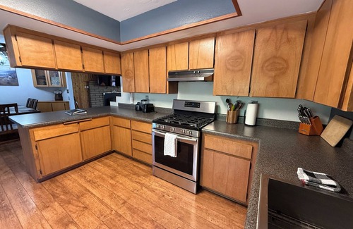 Williams House | Rustic Western Retreat steps from Rte 66 & Grand Canyon Train Depot-Pet Friendly