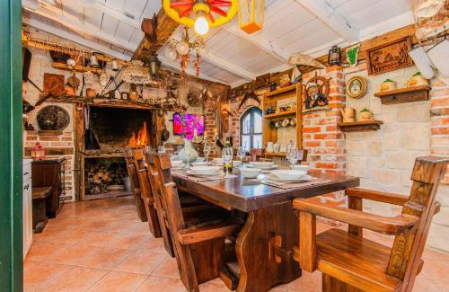 Maslenica Villa | Rustical Vila VERDE with traditional Tavern & Pool