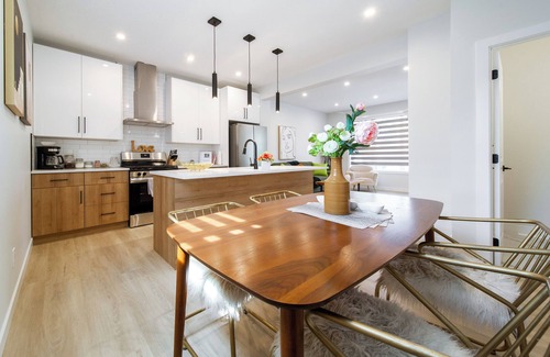 West Edmonton House | RusticModern3CornerSuite | KingBED | Parking | WEM | wifi