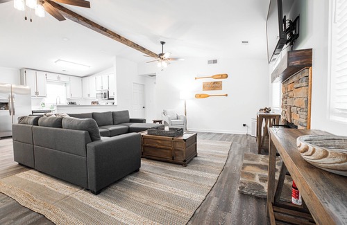 Griffin House | Ruth's Cottage at Addis Acres/Newly Renovated/Firepit/Private Pond/2BR/2BA/Deck