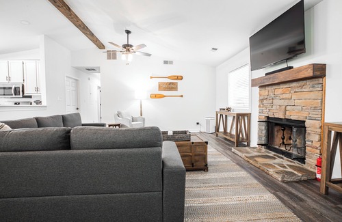 Griffin House | Ruth's Cottage at Addis Acres/Newly Renovated/Firepit/Private Pond/2BR/2BA/Deck