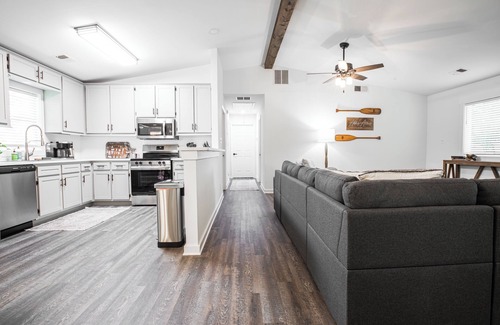 Griffin House | Ruth's Cottage at Addis Acres/Newly Renovated/Firepit/Private Pond/2BR/2BA/Deck