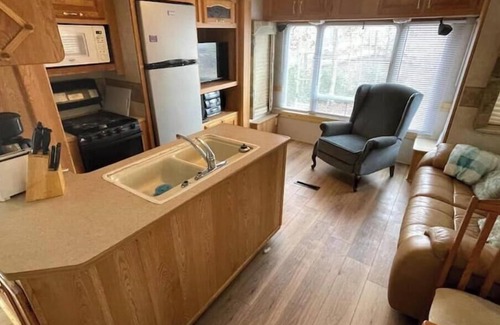 Onalaska House | RV#3, 3 slides, covered deck, lake activities