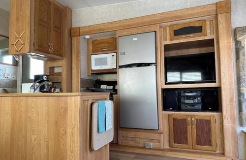 Onalaska House | RV#3, 3 slides, covered deck, lake activities