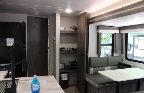 Empire RV Rental | RV Rental #14 Sleeps 6 people