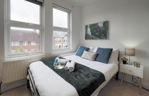 Kilburn Apartment | S5 Full Studio In Central Kilburn London With Kitchen Zone 2