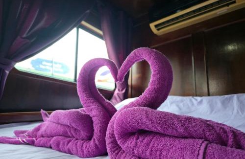 Phra Borom Maha Ratchawang Boat Rental | Sabai Sabai Liveaboard Bangkok