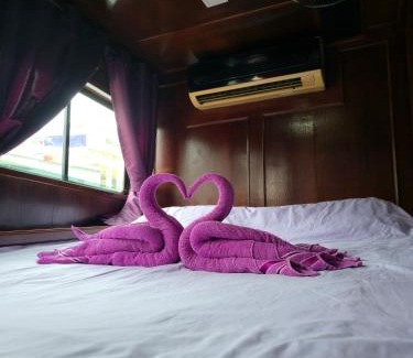 Phra Borom Maha Ratchawang Boat Rental | Sabai Sabai Liveaboard Bangkok