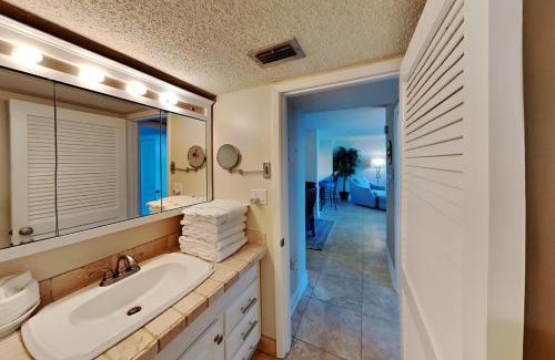 Villa Sabine Apartment | Sabine Yacht & Racquet #2B
