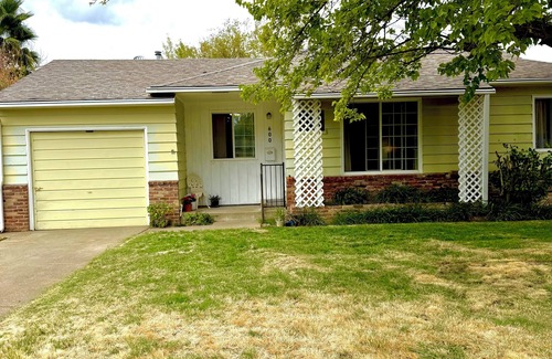 East Sacramento House | Sac River Retreat, Garage, Yard, Wi-Fi, 5 Star