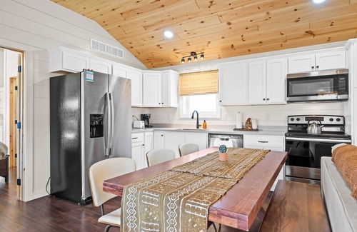 Williamstown Cabin | Safari Lodge - 5 Minutes to Ark: Sleeps 6