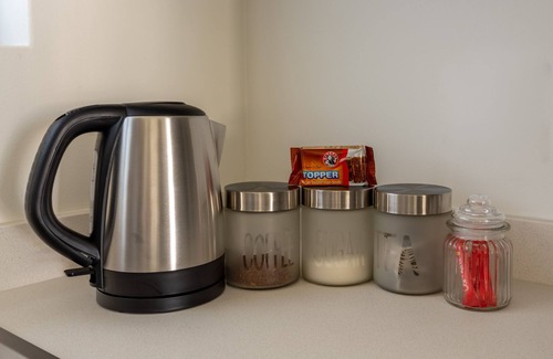 Greater Johannesburg Metropolitan Area House | Safe & Modern spacious garden unit- Wifi & Netflix