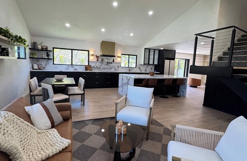 Thousand Oaks House | Safe neighborhood Charming 3-bedroom house with AC, WiFi in Thousand Oaks