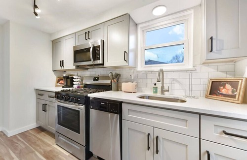 Pittsburgh Apartment | Saffron- Free Parking! King Bed