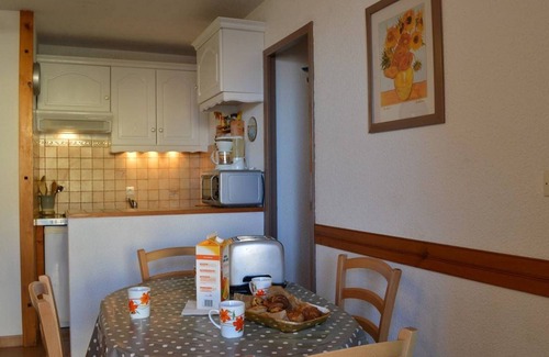 Saint-Pierre-la-Mer Apartment | Saint Pierre la Mer, 2-room appt, cabin, sleeps 6, near beach, pets allowed