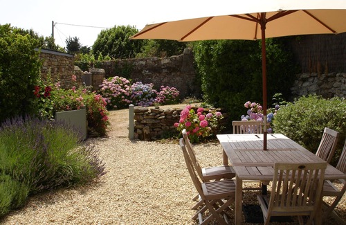 Saint-Pierre-Quiberon House | Saint Pierre Quiberon: The countryside by the sea. Small stone country house.