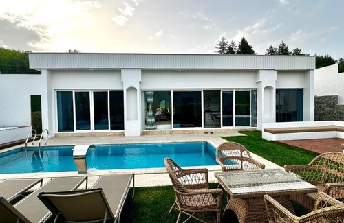 Sapanca Villa | Sakarya Sapanca Memnuniye de 2 oda 1 salon Özel Havuzlu , Muhafazakar , Şömineli , Jakuzili 6 Kişilik Tatil Villası